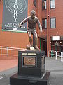 En av Celtics mest berømte spillere, Jimmy Johnstone. Statuen står utenfor hovedinngangen til Parkhead. Foto: Øyvind Vik