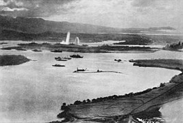 Cảnh tượng cuộc tấn công Trân Châu cảng từ góc nhìn của một phi công trên máy bay Nhật vào lúc 7 giờ 55 phút ngày 7 tháng 12