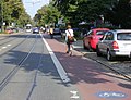 Radfahrstreifen in der Wachmannstraße in Bremen-Schwachhausen: Fahrräder dürfen auch hier nur mit einem Mindestabstand von 1,5 m überholt werden und Fahrräder müssen nach rechts zu parkenden Autos einen Mindestabstand von 1,2 bis 1,5 m einhalten (Dooring)