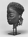 Masque mwana pwo[19]. Bois, fibre, métal. H. 30,5 cm. Brooklyn Museum