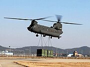 Um CH-47 americano transportando uma carga pesada.