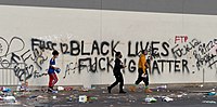 Grafite " Black Lives Fucking Matter ", " ACAB " dhe " Fuck 12 " në një dyqan të plaçkitur Target në Lake Street, Minneapolis, Minesota në mëngjesin e 28 majit 2020