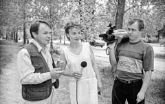 Một đạo diễn chương trình giao nhiệm vụ cho nhà báo truyền hình vào năm 1998.