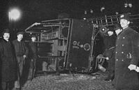 Axel Malmström: fotografie nehody tramvaje, pravděpodobně první venkovní fotografie s bleskem ve Švédsku, Slussen, 1905