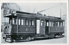 Tramway de la ligne SDS de la CGO (Saint-Denis-Barrage - Stains). La ligne prit le no 79 lors de la création de la STCRP, et fut prolongée, pour quelques mois, en 1923, à la porte de la Chapelle. Elle fut supprimée le 9 décembre 1935[43].
