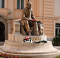 Jókai szobra a Duna Menti Múzeum előtt