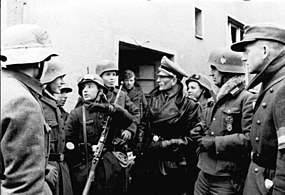 Бойцы Гитлерюгенда и Фольксштурма на Восточном фронте в городе Пириц (Померания), февраль 1945