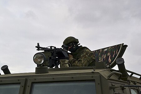 Russian soldier using PKP Pecheneg with Kashtan sight