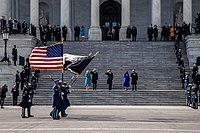 ジョー・バイデン大統領、ジル・バイデン大統領夫人、カマラ・ハリス副大統領、ダグ・エムホフ副大統領配偶者の前でペンシルベニア大通りをカラーガード行進するアメリカ軍