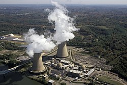 Pohled na jadernou elektrárnu a její chladicí věže