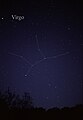 बिना दूरबीन के रात में कन्या तारामंडल की एक तस्वीर (जिसमें काल्पनिक लक़ीरें डाली गयी हैं)
