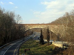 Union Arch Bridge që mban Ujësjellësin e Uashingtonit dhe Bulevardin MacArthur (më parë i quajtur Conduit Road) në Cabin John, Montgomery County, Maryland (2008)