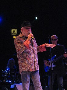 Kaylan performing in 2008 billed as "The Turtles Featuring Flo & Eddie"