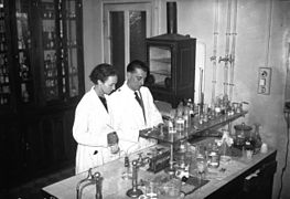 Irène y Frédéric en su laboratorio en 1935.