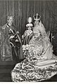 Habsburg Ottó 1916-ban Budapesten, édesapja IV. Károly magyar király és édesanyja Zita magyar királyné között díszruhában a koronázási ünnepség alkalmából