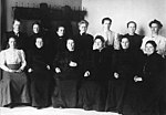 שלוש עשרה מתוך תשע עשרה הנשים שנבחרו לפרלמנט הפיני בשנת 1907, הנשים הראשונות בעולם לכהן בפרלמנט