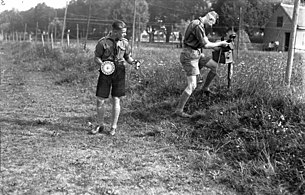 Два члена Гитлерюгенда прокладывают полевые телефонные кабели во время военной подготовки, 1933