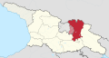 Que l’Ossétie-du-Sud ou l’Abkhazie fassent parties de la Géorgie est disputé. La région administrative géorgienne marquée est cependant contrôlée en partie par la Géorgie (en rouge plein) alors que le reste font partie du « pays » sécessionniste de l’Ossétie-du-Sud (hachuré).