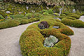 Slog topiarnih rastlinskih kipov, znan kot ōkarikomi v vrtu Čionin.