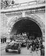 Soldats de la division dans la ville de Gênes venant d'être libérée par l'unité le 27 avril 1945.