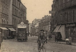 Motrice de la ligne 48 de la STCRP à Saint-Denis. Cette ligne, créée par la STCRP (ligne F) en 1876 et reprise par la CGO sous l'indice SDO, circulait du barrage de Saint-Denis à la place de l'Opéra. Elle fut supprimée le 19 décembre 1932[43].