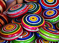 Dopo che lo yo-yo fu introdotto negli Stati Uniti, si diffuse in Messico: nella foto è raffigurata una pila di yo-yo messicani in legno fatti a mano.