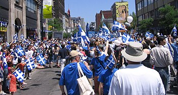 Défilé de la Fête nationale du Québec en 2006, rue Sainte-Catherine à Montréal au Québec, Canada.