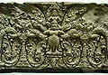 Vishnou chevauchant Garuda entre deux têtes monstrueuses. Linteau. Prasat Kok Po A, Angkor. Style de Preah Ko, fin du IXe siècle, grès