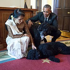 Aung San Suu Kyi amanyaga als gossos dels Obama en una visita oficial a la Casa Blanca.