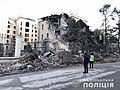 28. augustā sabombardētā Harkivas ēka, fonā 1. martā sagrautā Harkivas apgabala valsts administrācijas ēka=