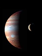 목성과 이오의 합성 사진, 2007년 2월 28일, 3월 1일 각각 촬영, 목성은 적외선으로 촬영, 반면에 이오는 트루컬러로 촬영