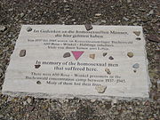 Triangle rose (Rosa Winkel en allemand), mémorial pour les homosexuels tués à Buchenwald.