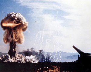 Ядерный взрыв снаряда Grable, запущенного артиллерийской установкой: 280-мм атомной пушкой, видимой на кадре