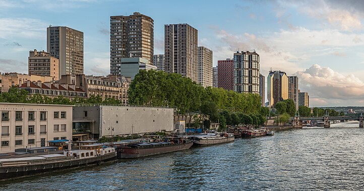 15.º arrondissement de Paris visto da Ponte de Bir-Hakeim pouco antes do pôr do sol. É um dos 20 arrondissements da capital da França e o mais populoso, com 229 472 habitantes em 2020. A Torre Montparnasse, o arranha-céu mais alto de Paris e a vizinha Gare Montparnasse estão situadas nele. Também abriga o distrito de Beaugrenelle, com seus arranha-céus e o empreendimento ribeirinho Front de Seine, bem como o centro de convenções Paris Expo Porte de Versailles, onde a Torre Triângulo, de 180 metros, deverá abrigar um hotel de 120 quartos e 70 mil metros quadrados de espaço para escritórios em 2026. (definição 7 578 × 3 991)