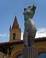Сучасна скульптура біля церкви Св. Августина[it]