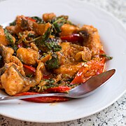 Pesce gatto fritto al salto in una pasta speziata al curry.