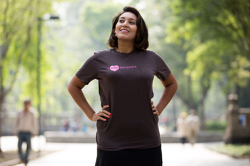 File:Emna Mizouni 'I edit Wikipedia' heart t-shirt 07-2015.jpg