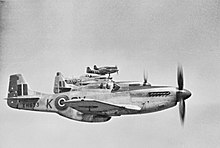 Cinco caças da era da Segunda Guerra Mundial movidos a hélice no ar