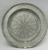 Prato de estaño, unha aliaxe de 85-99% de estaño e (normalmente) cobre. O estaño empezouse a utilizar a principios da Idade de Bronce en Oriente Próximo.
