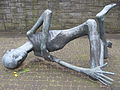 English: The sculpture „Der sterbende Häftling“ (The dying prisoner) by Françoise Salmon. Deutsch: Die Skulptur „Der Deportierte“ von Françoise Salmon (geb. 1917), Überlebende von Auschwitz und Ravensbrück.