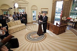 オーバルオフィスで記者会見を行うジョージ・W・ブッシュ大統領（2005年9月5日）