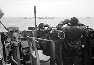 Officerer på broen af en eskorterende britisk destroyer på skarpt udkig efter fjendtlige ubåde, oktober 1941.