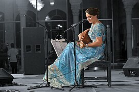 Lila Borsali, interprète de musique arabo-andalouse en blousa.