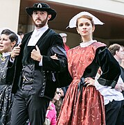 Costume d'homme du pays vannetais et femme portant un tablier brodé.