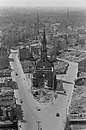 Totalverlust Leipziger Sakralbau Blick vom Neuen Rathaus auf die Ruine der Trinitatiskirche, 1954 wurde die Kirchenruine gesprengt. Die Gemeinde erhielt eine Baugenehmigung für einen Kirchenneubau, die dann allerdings durch die SED-Regierung zurückgezogen wurde.[183]