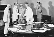 أعضاء اجتماع بعثة مجلس الوزراء إلى الهند 1946 محمد علي جناح. في أقصى اليسار يوجد اللورد بيثيك لورانس ؛ في أقصى اليمين، السير ستافورد كريبس.