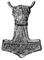 Srebrna zawieszka w kształcie Mjølnera (dł. 4.6 cm) znaleziona na Olandii w Szwecji, obecnie przechowywana w Szwedzkim Muzeum Historycznym w Sztokholmie.