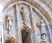 Скульптуры над аркой входа