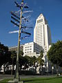 Los Angeles belediye binası ve Los Angeles'in kardeş şehrine doğru bakan işaretler.