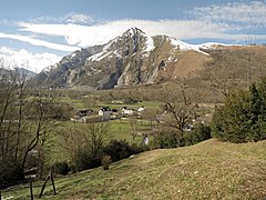 Blick über Geu zum 1349 m hohen Pic du Pibeste im Westen